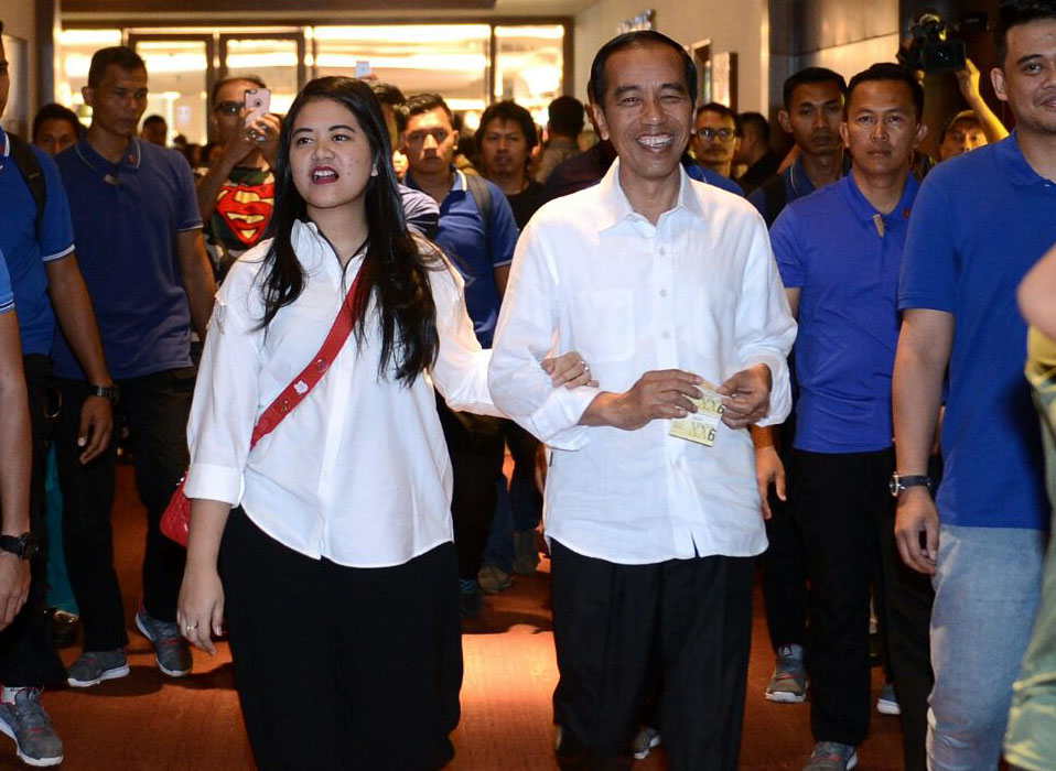 Presiden Joko Widodo bersama dengan putrinya Kahiyang Ayu saat di gedung bioskop. (Foto: Setpres) 