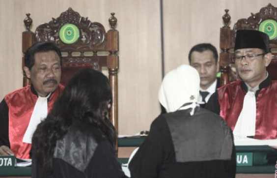Hakim Ketua Mulyadi (kanan) bersama Hakim Anggota Tugianto (kiri) memimpin jalannya sidang Peninjauan Kembali (PK) ke Mahkamah Agung (MA) terkait kasus penistaan agama yang menjerat Ahok di Pengadilan Negeri Jakarta Utara, Jakarta, Senin, 26 Februari. (Foto: Antara)