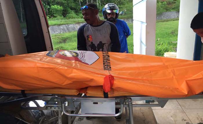 Jenazah Postma Robert di rumah sakit Sorong, Papua Barat. Penyelam andal warga Belanda ini hari Minggu 25 Februari ditemukan tewas di Raja Ampat. (foto:i-news)