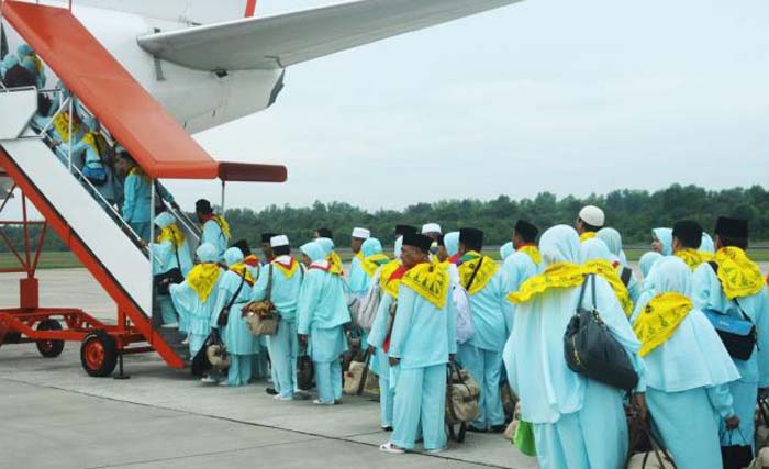 Jemaah haji Kalimantan Selatan akan naik pesawat di bandara Syamsudin Noor, Banjarmasin, Kalsel. (foto: tribun) 