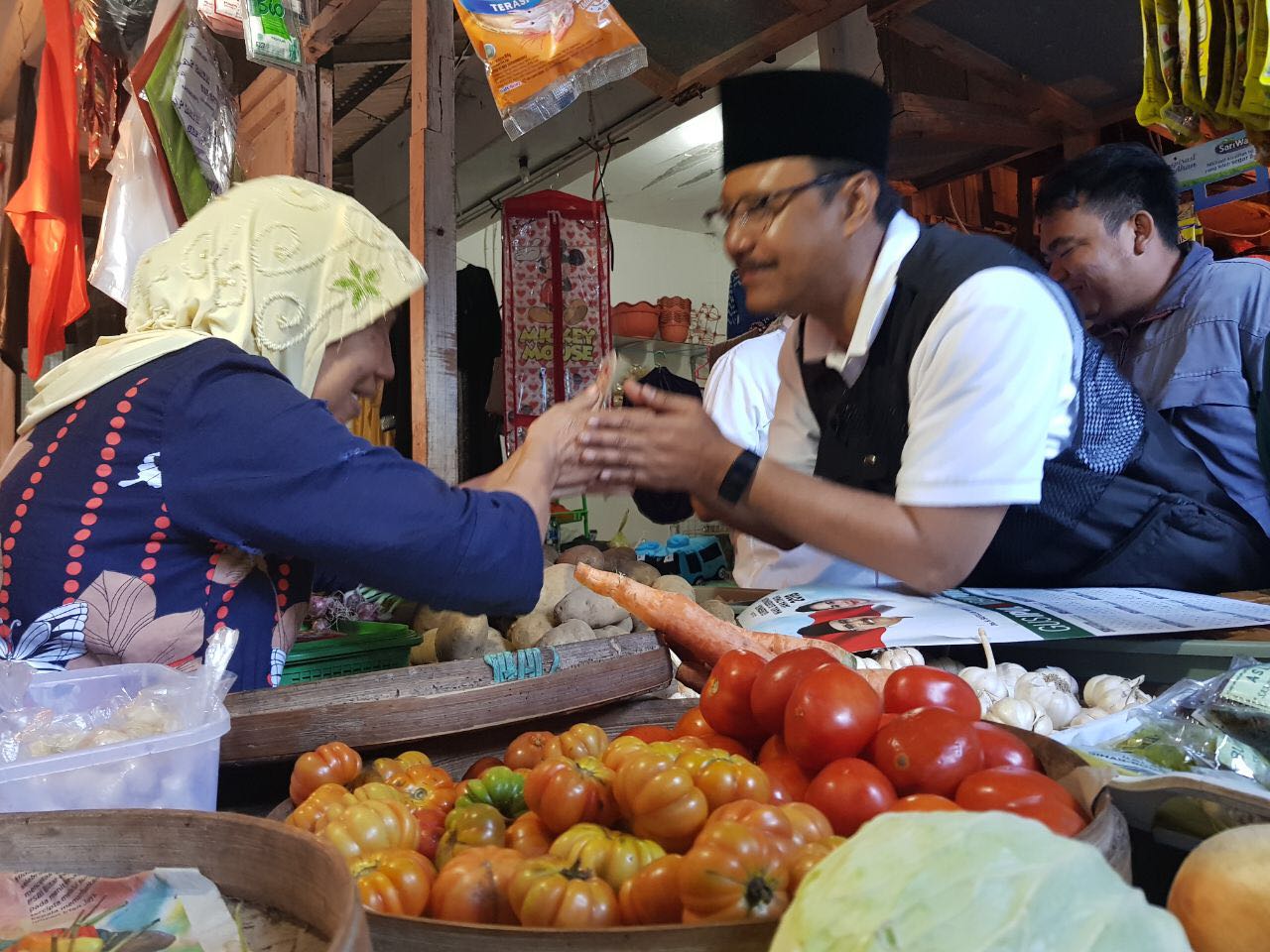 Calon Gubernur Jawa Timur nomor urut 2 Saifullah Yusuf (Gus Ipul) blusukan ke Pasar Rakyat Rogojampi, Banyuwangi, Senin 26 Februari 2018.