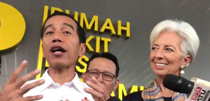 Presiden Joko Widodo sampaikan keterangan pers bersama Direktur Pelaksana Dana Moneter Internasional (IMF) Christine Lagarde setelah meninjau pelayanan KIS di Rumah Sakit Pusat Pertamina (RSPP) , Jakarta,Senin, 26 Februari 2018. (Foto: Antara)
