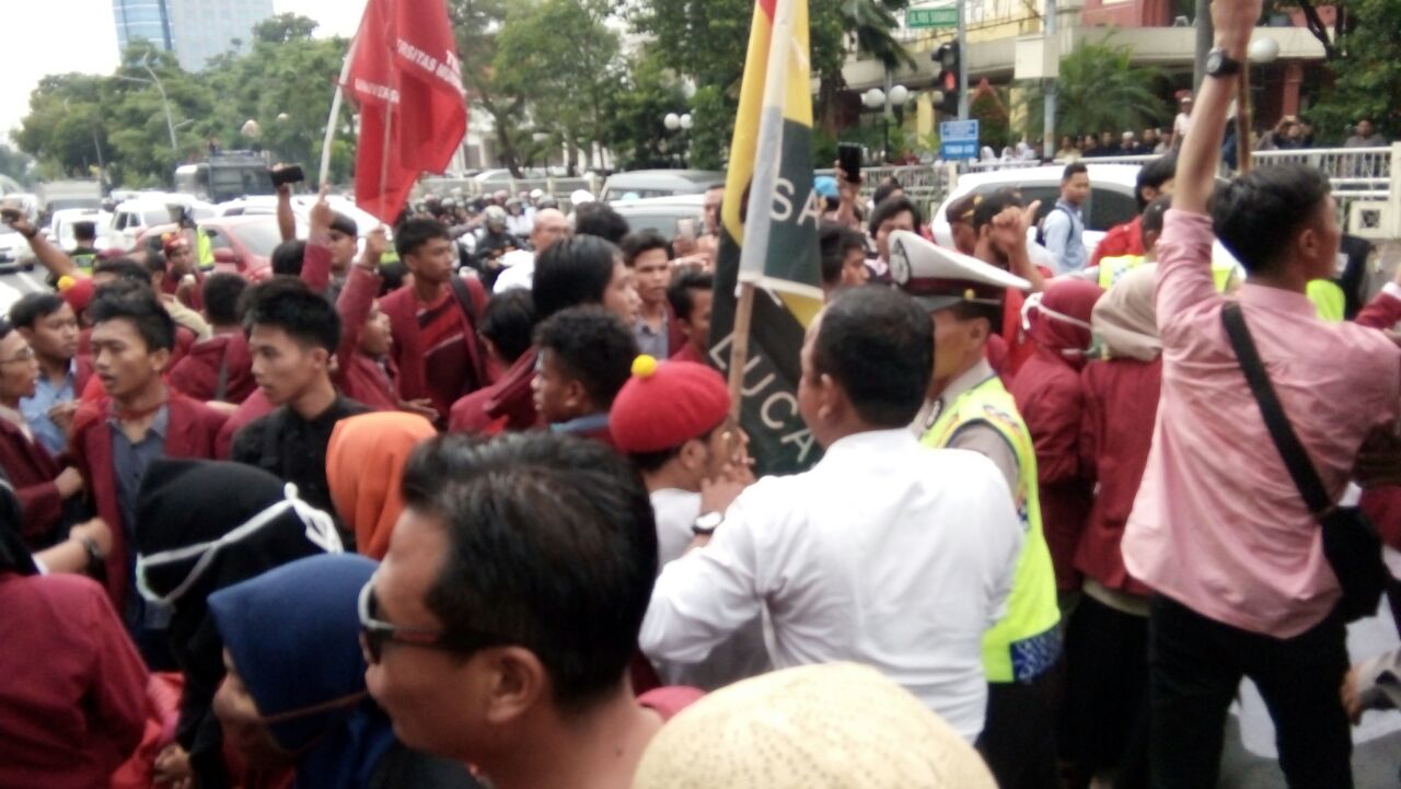 Ratusan mahasiswa yang menggelar aksi menggugat revisi UU MD3, yang menamai dirinya Jaringan Mahasiswa Pejuang (JMP) Kota Surabaya pada Senin, 26 Februari 2018. (Foto: farid/ngopibareng.id)