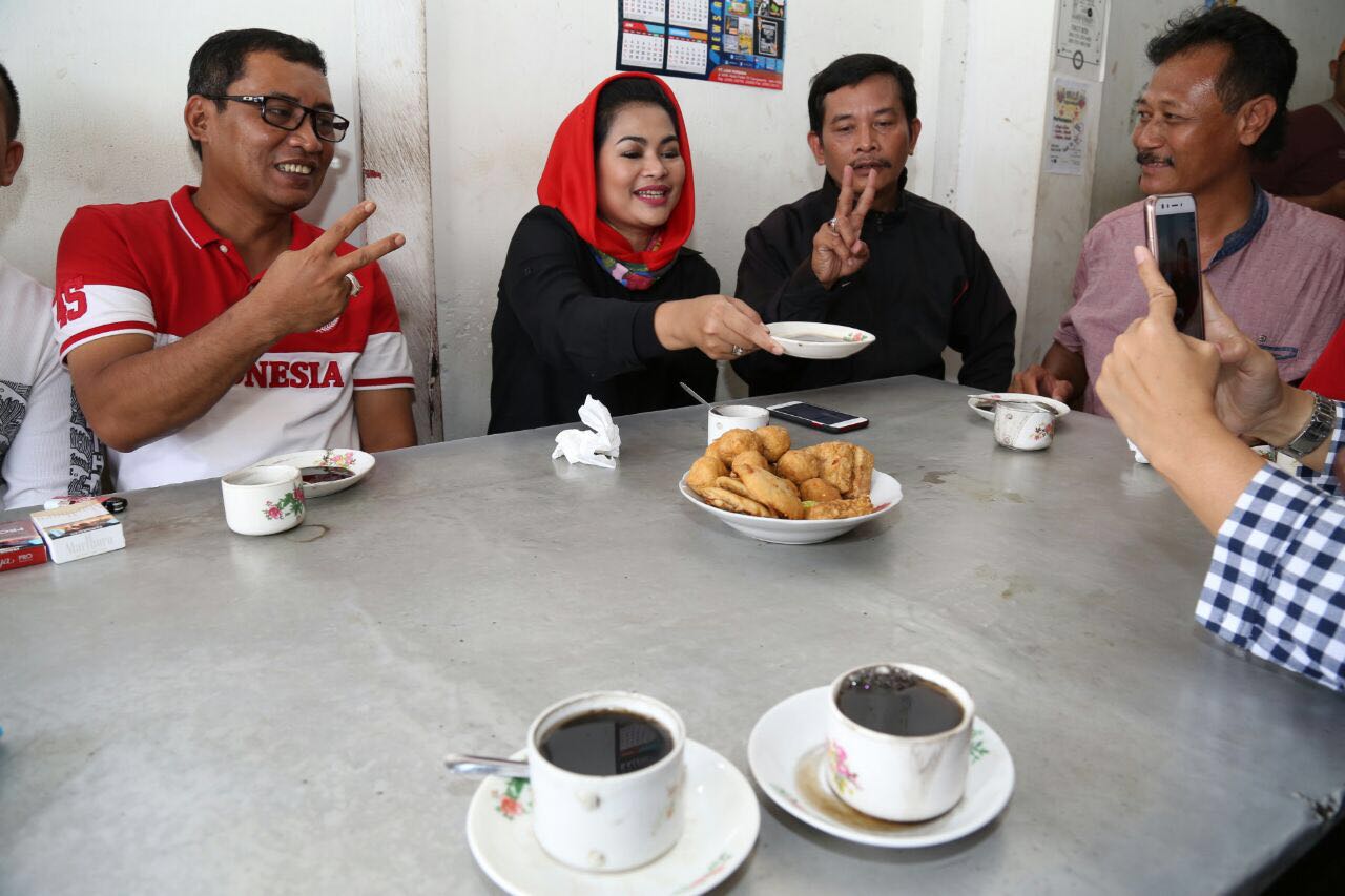 Puti Guntur Soekarno mampir ke kedai kopi. Cucu Bung Karno itu menikmati Kopi Ijo, ciri khas Kota Marmer, di Bolorejo, Kauman, Selasa, 27 Februari 2018 siang. (Foto: Ist)