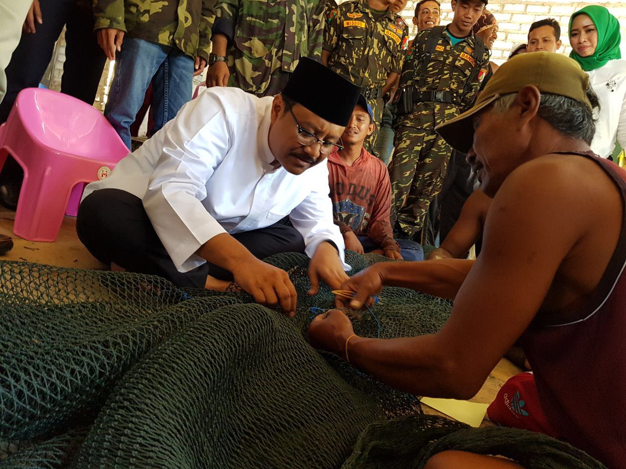 Calon Gubernur Jawa Timur nomor urut 2 Saifullah Yusuf (Gus Ipul) mengisi masa kampanyenya dengan blusukan di kampung nelayan Tuban, Selasa, 27 Februari 2018. (Foto: Ist)