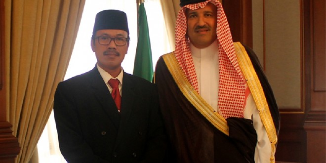 PENJELASAN: Dubes RI Agus Maftuh Abegebriel bersama pejabat Pemerintah Arab Saudi. (foto: ngopibareng.id)