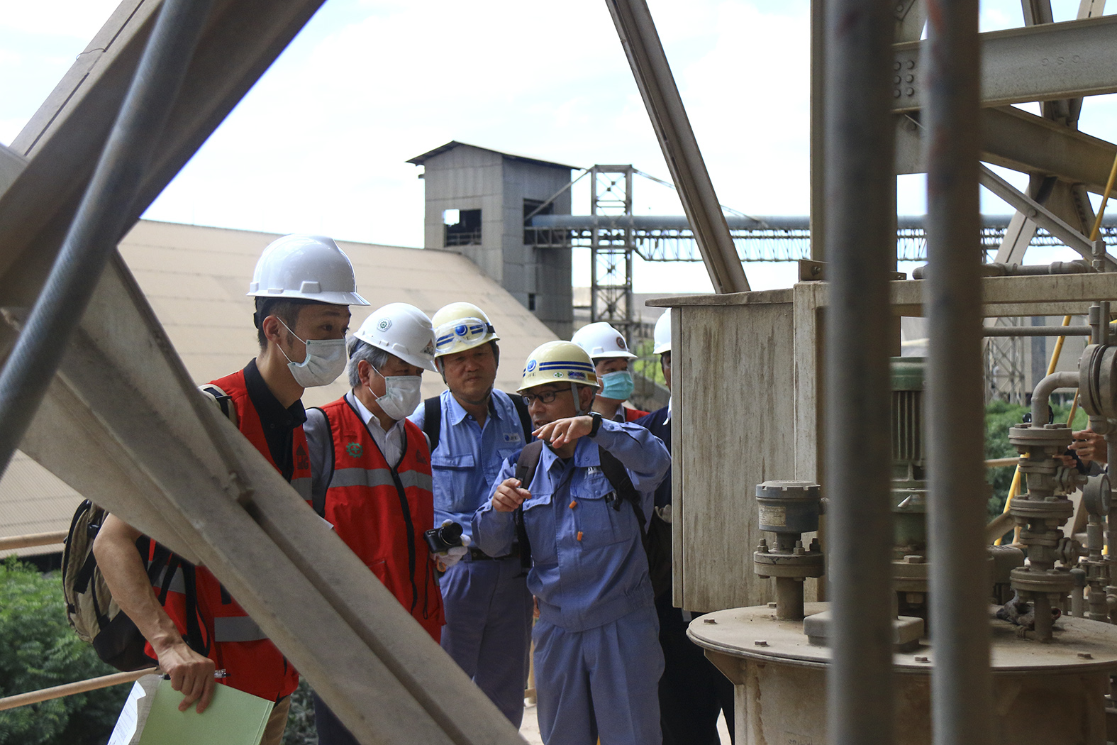  CEO Global Environmental Center (GEC) Foundation  Kunihiro Suga meninjau langsung pembangkit tenaga listrik bertenga gas buang di pabrik Tuban, Selasa, 27 Februari 2018. (Foto: Istimewa)