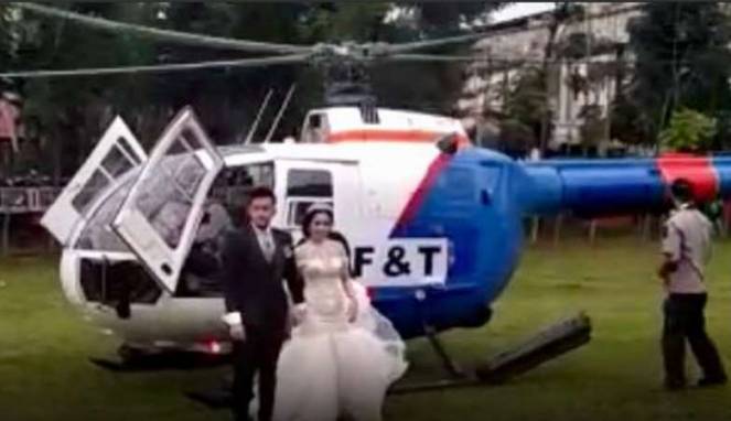 Pasangan pengantin di Sumatera Utara yang diduga menggunakan Helikopter milik kepolisian saat menikah. (Foto: Youtube)