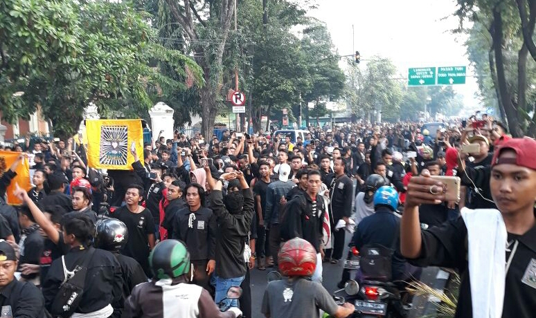 Massa Bonek dan pesilat memadati Jalan Arjuno depan PN Surabaya, Kamis, 1 Maret, 2018. (Foto: ngopibareng.id)