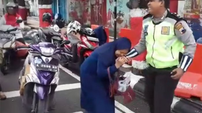 Seorang ibu yang sedang marah, menggigit polisi yang akan menilangnya. (Foto; Dokumentasi).