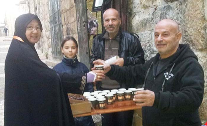 Chalid (kanan) dan kakaknya Walid serta Amira, menjamu teh manis pada seluruh tamu Allah di Masjidil Aqsa. (foto: ferry is mirza)