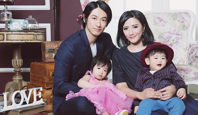 Dean Fujioka bersama istri dan kedua anaknya.