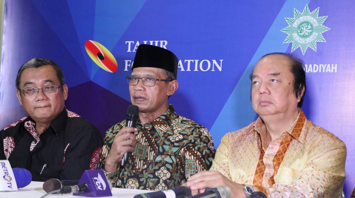 BERSAMA: Ketua Umum Pimpinan Pusat Muhammadiyah, Haedar Nashir bersama tokoh lintas agama. (foto: ist)