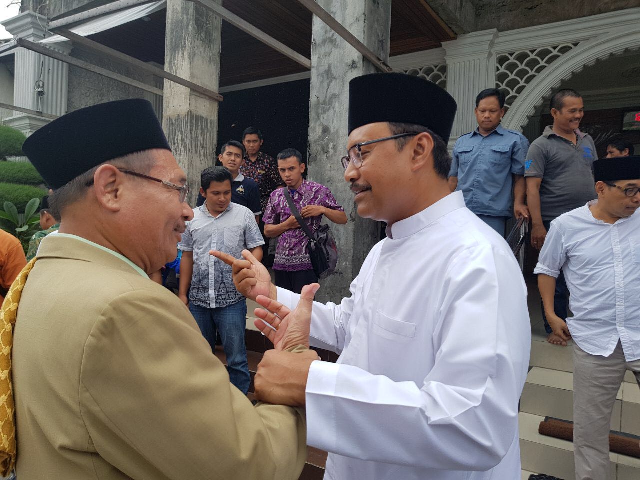 Gus Ipul menyapa waga seusai sholat Jumat 2 Maret 2018 di Masjid Al hikmah Jalan Dr Soetomo 103e, siang tadi. (Foto: Istimewa)