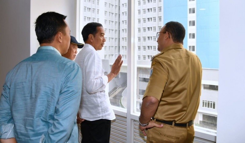 Pose Anies Baswedan yang setengah bertolak pinggang di hadapan presiden Joko Widodo, dianggap tak sopan. (Foto: Istimewa)