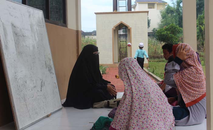 Istri para mantan teroris mengajar mengaji di masjid di Tenggulun, Lamongan. (foto: ngopibareng/bahari)