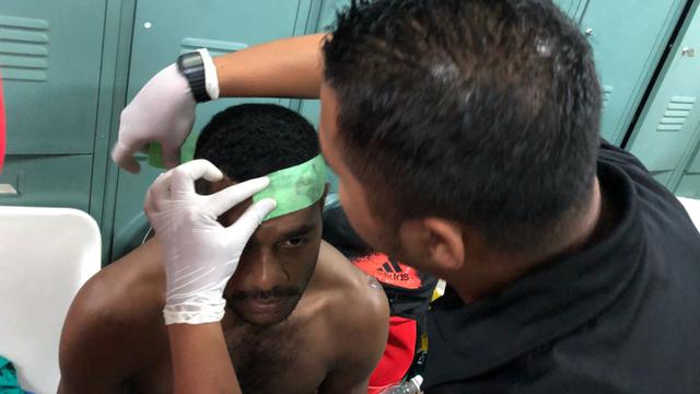 Pemain Sriwijaya FC,  Marckho Sandy mendapatkan perawatan tim medis setelah dipukul dua orang oknum Panpel Piala Gubernur Kaltim. foto;instagram 
