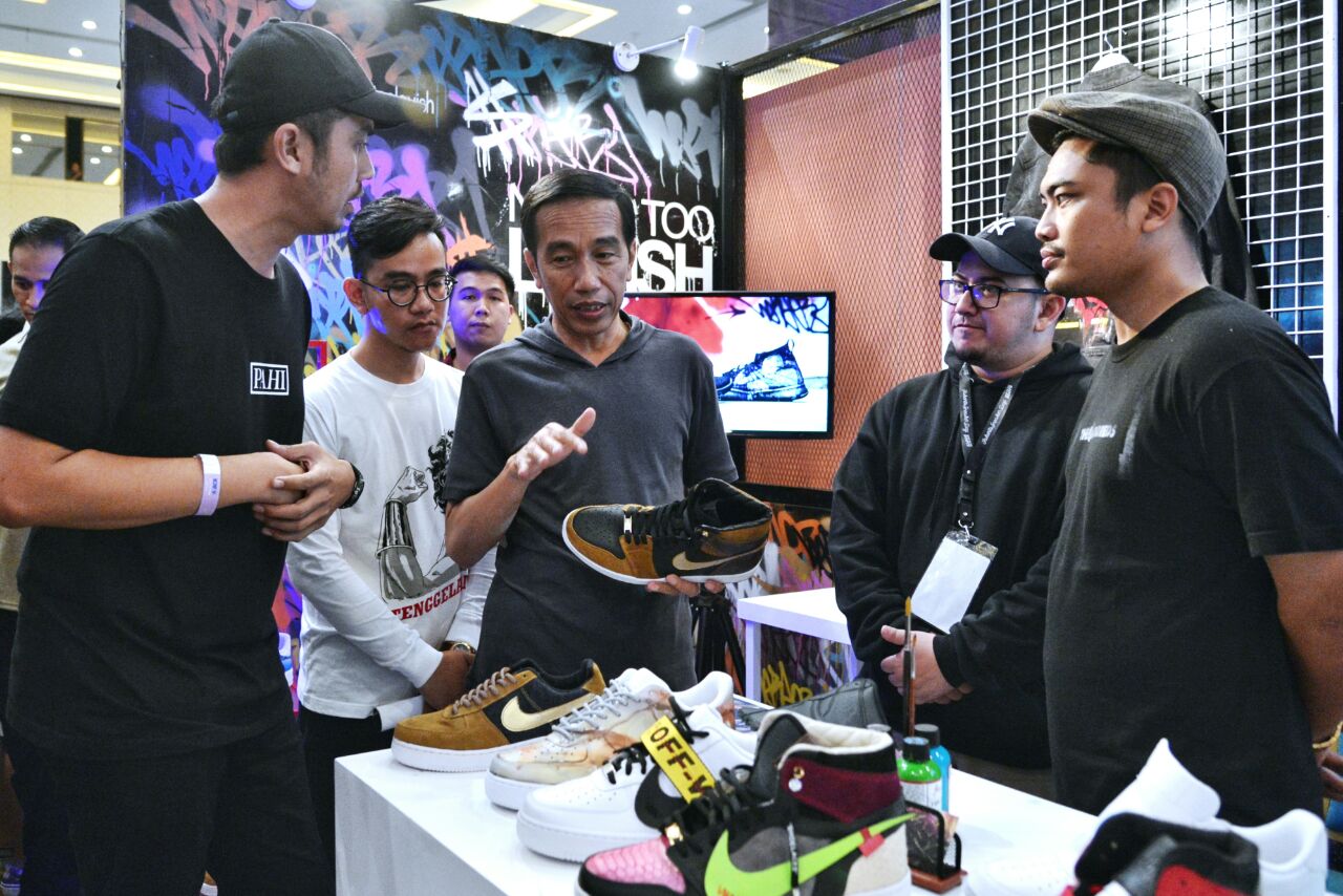 Presiden Joko Widodo pada Sabtu sore, 3 Maret 2018, mengunjungi pameran sepatu sneaker yang digelar di mal yang berada di kawasan Senayan, Jakarta. (foto Dokumentasi) 