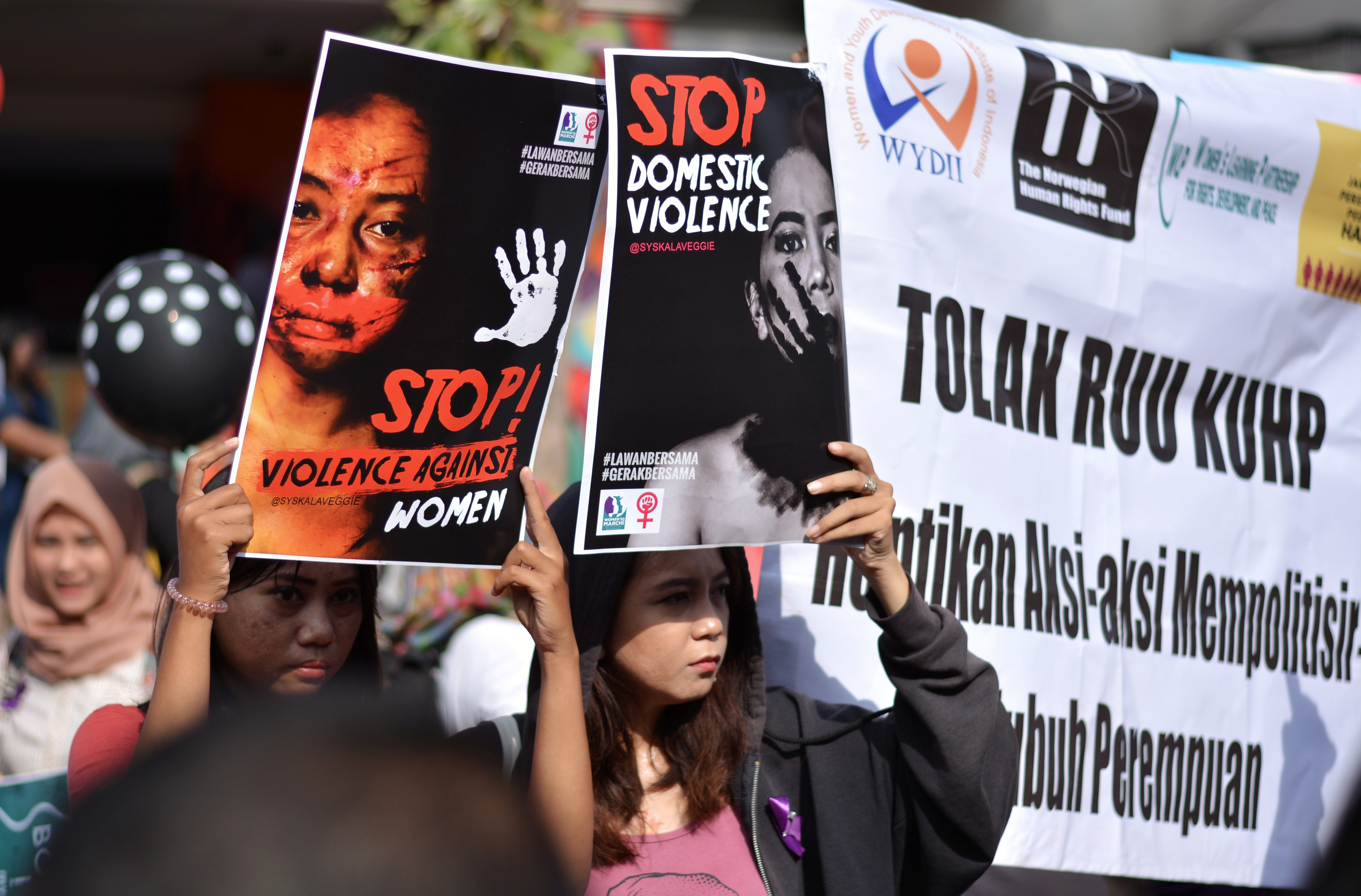 Women's March Surabaya menggelar aksi Melawan Kekerasan Berbasis Gender di Taman Bungkul, Minggu 4 Maret 2018. (foto: ngopibareng) 