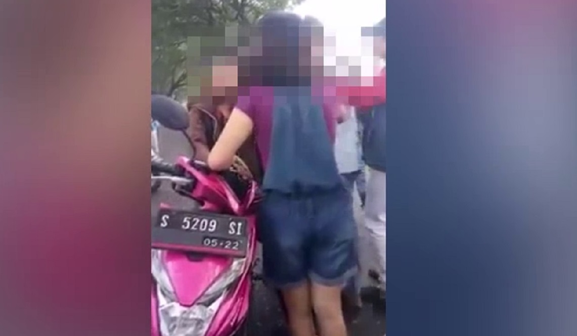 Tangkap layar video pengeroyokan siswa Mojokerto yang viral di media sosial. (Foto: Facebook)