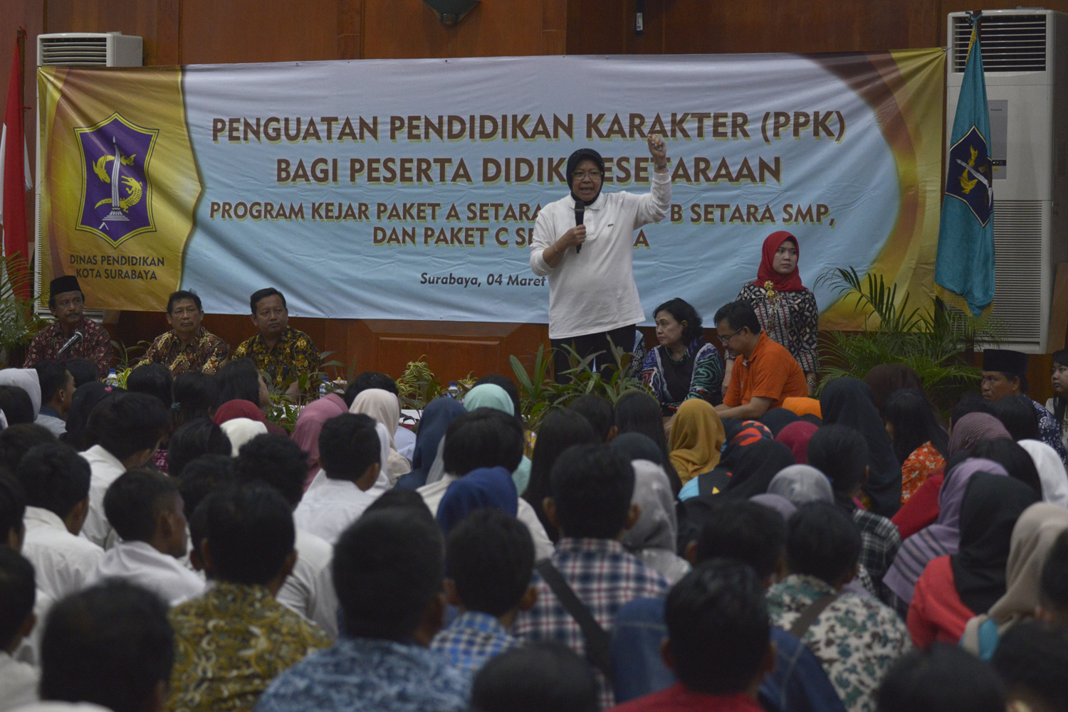 Wali Kota Surabaya Tri Rismaharini kembali menjadi pembicara di Pusat Kegiatan Belajar Masyarakat (PKBM) se Kota Surabaya. Minggu, 4 Maret 2018. (Foto: Frd/ngopibareng.id)