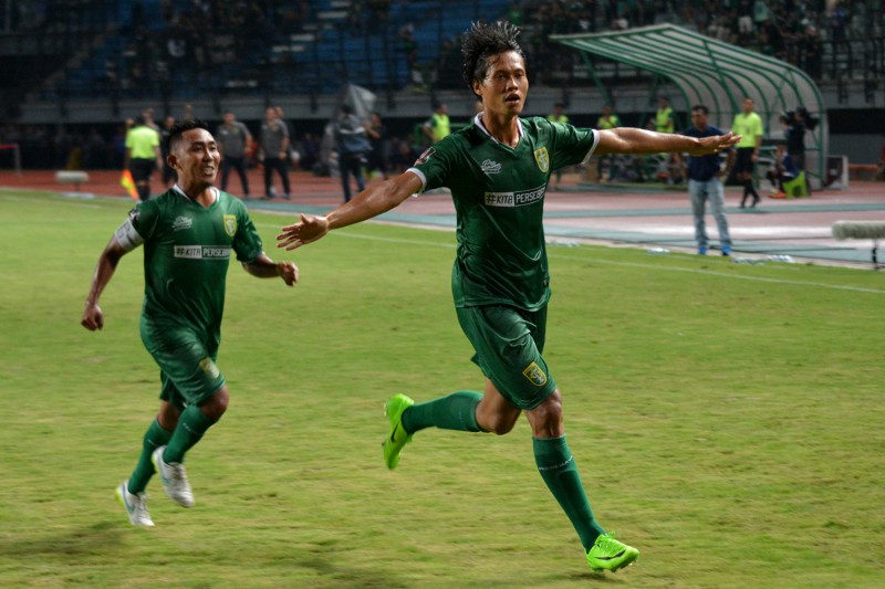 Rishadi Fauzi usai cetak gol untuk kemenangan Persebaya. (foto: ngopibareng)