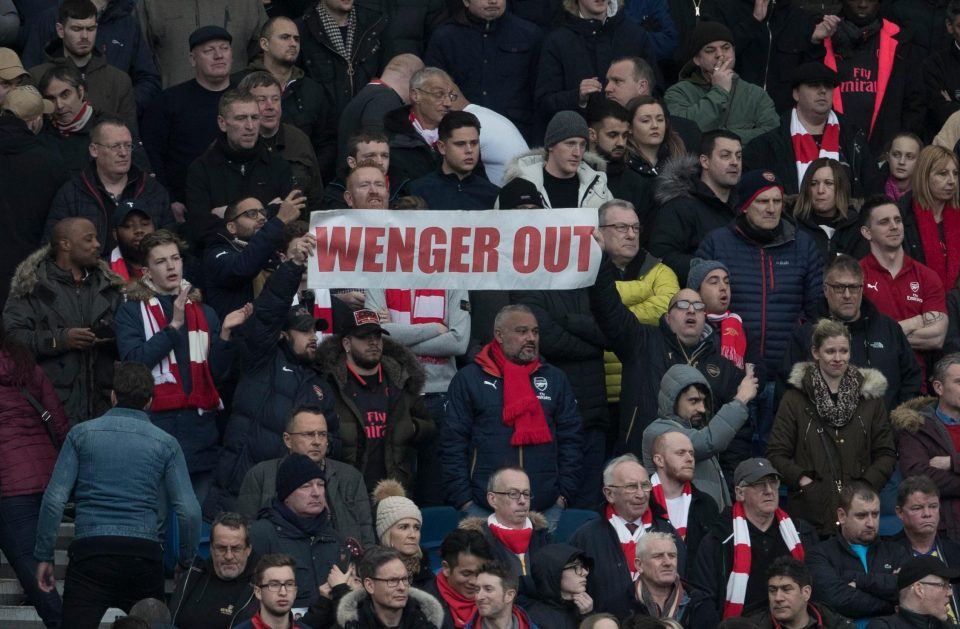 Tulisan Wenger Out dibentangkan suporter Arsenal usai kalah dari Brgihton 1-2 dalam lanjutan Liga Inggris, Minggu 4 Maret 2018.foto:reuters 