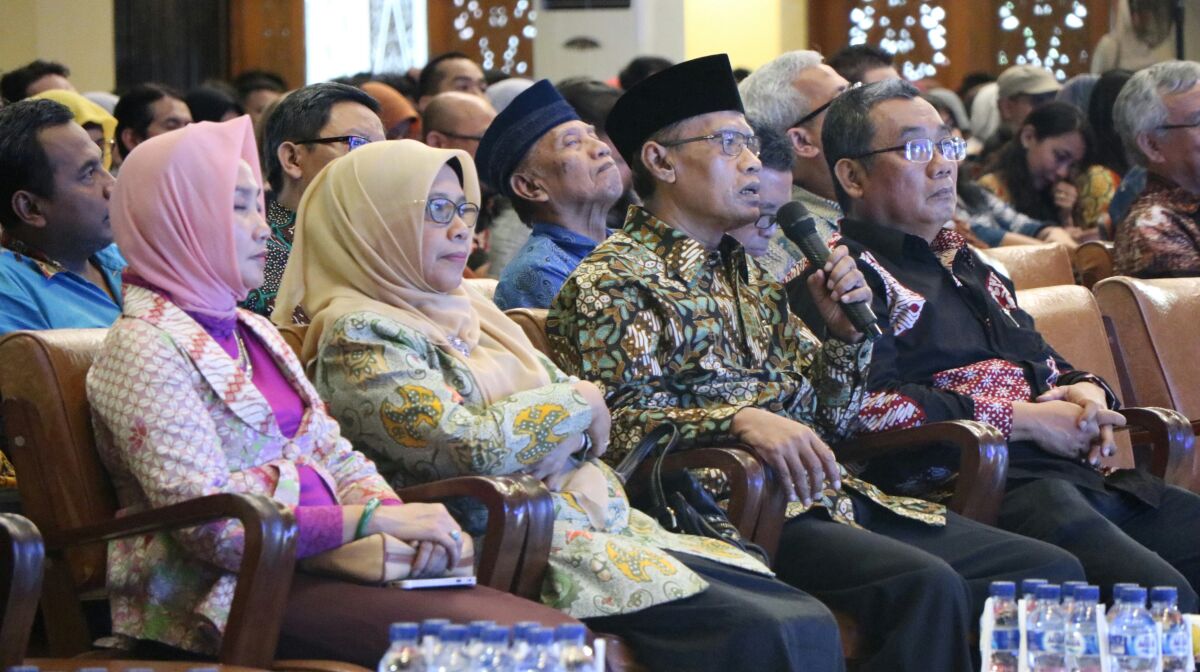 NIAT BAIK: Haedar Nashir bersama tokoh saat acara talkshow di Yogyakarta. (foto: ist)