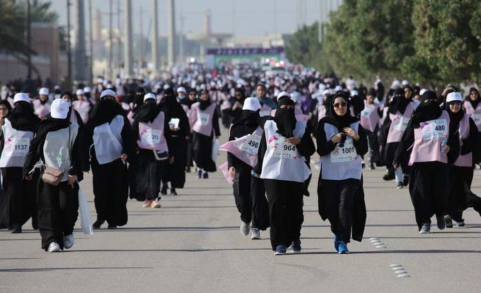 Para perempuan Arab Saudi mengikuti lomba maraton di wilayah Al-Ahsa, Riyadh pada Sabtu 3 Maret 2018 lalu dalam lomba bernama Al-Ahsa Runs.(foto: al-arabiya)