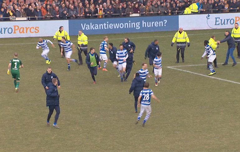 Suporter di Liga Belanda menyerbu masuk lapangan dan menyerang pemain. foto:foxsport