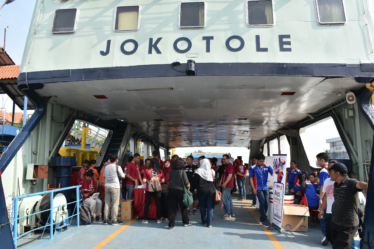 Kapal Joko Tole masih bertahan disaat puluhan kapal feri rute Ujung-Kamal sudah gulung tikar. foto:ngopibareng.id/tom 