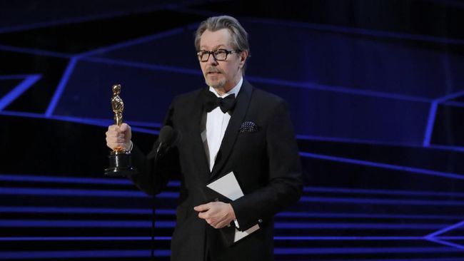 Gary Oldman berhasil membawa pulang piala Oscar 2018, sebagai aktor utama terbaik.
