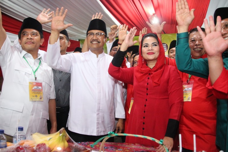 Pasangan Calon Gubernur dan Wakil Gubernur Jawa Timur nomor urut 2, Gus Ipul - Puti Guntur Soekarno. (Foto: haris/ngopibareng.id)