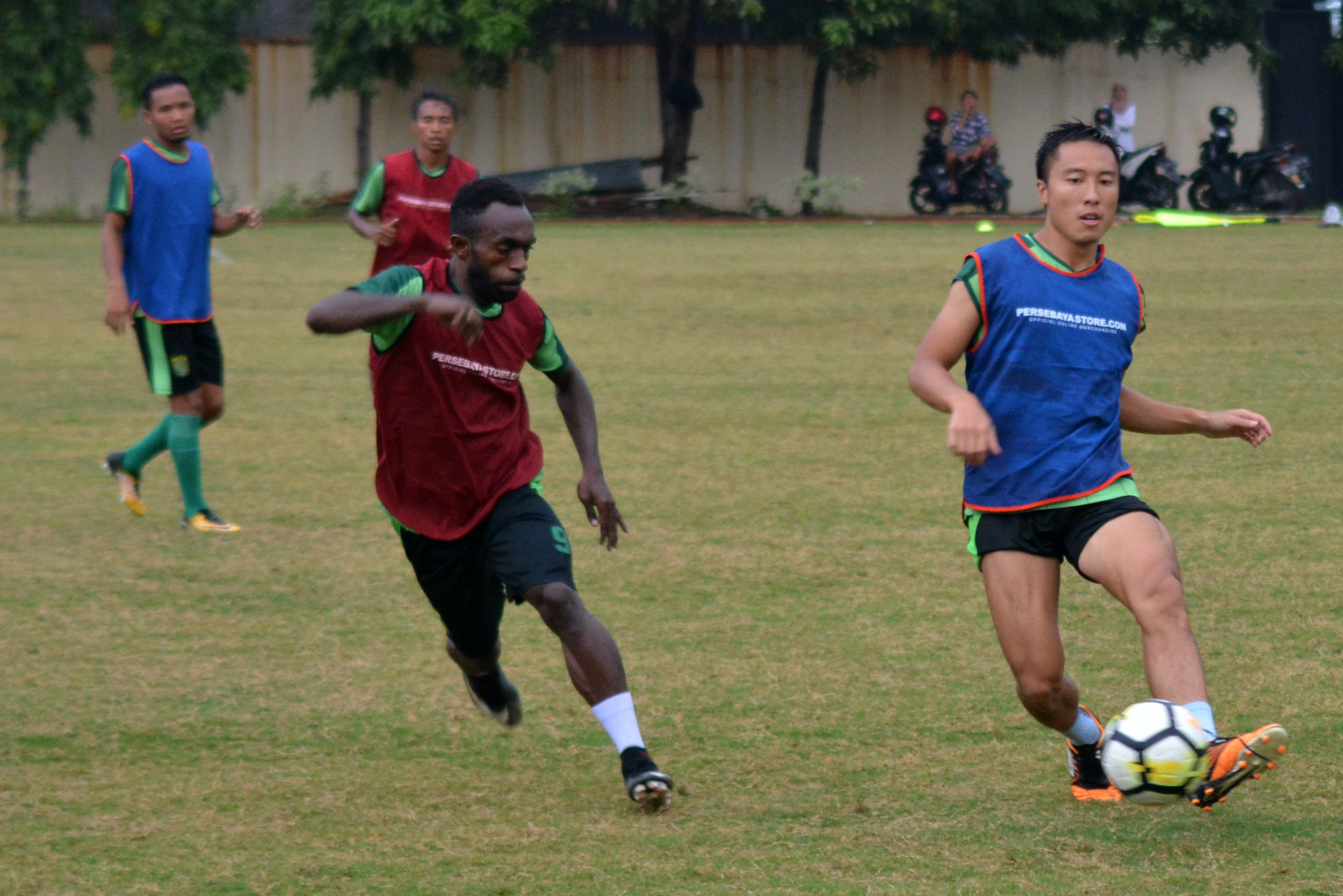 Pemain Persebaya, Arthur Irawan (kanan) saat beradu dengan Ricky Kayame (kiri) di lapangan Polda Jatim. (foto: ngopibareng)