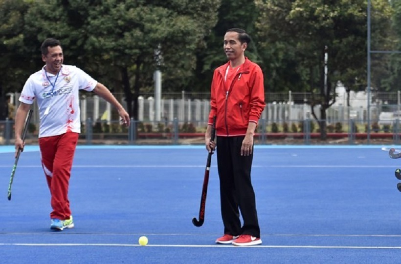 Presiden Joko Widodo (kanan) saat meninjau lapangan hockey. (foto: dokumentasi)