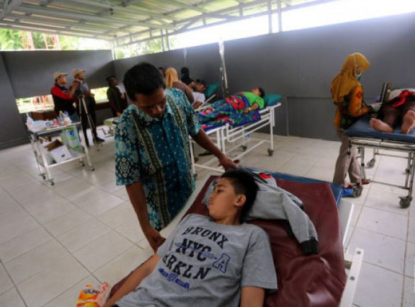 Ilustrasi - Warga korban keracunan makanan kenduri mendapat perawatan intensif di garasi puskesmas Kecamatan Doko, Blitar, Jawa Timur, Kamis 15 Februari 2018. (Foto: Antara)