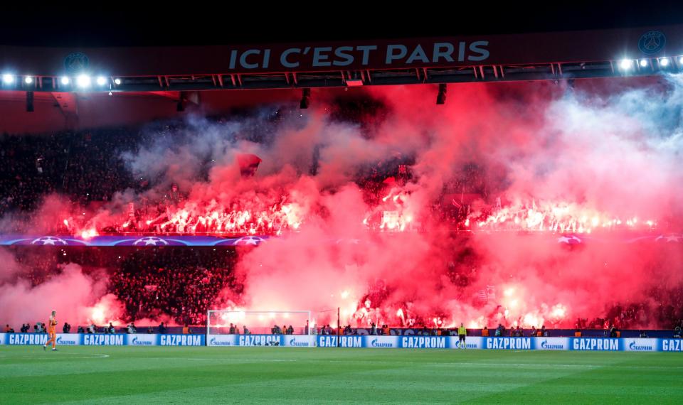 Stadion berubah menjadi kepulan asap dari nyala flare pendukung PSG. foto; reuters