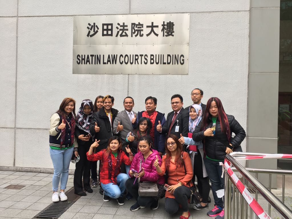 Percil dan Yudo foto bersama dengan jajaran KJRI Hong Kong usai diputus bebas oleh majelis hakim Pengadilan Shatin, Rabu, 7 Maret 2018.  (Foto: KJRI Hong Kong)