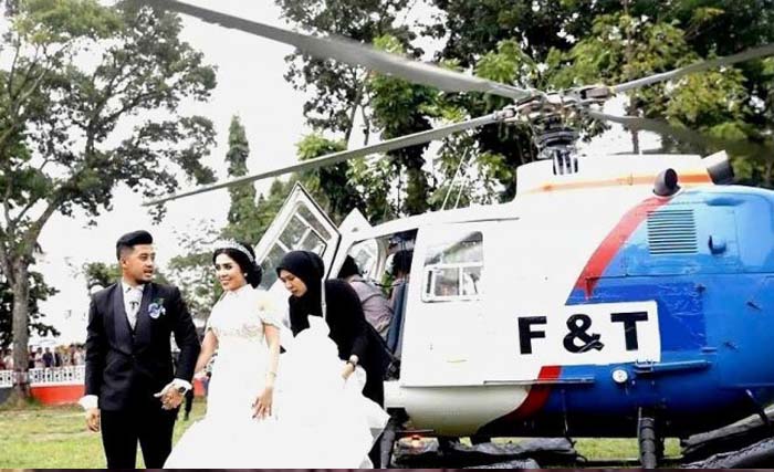  Pasangan pengantin baru dr Fihzan dan dr Sartika turun dari helikopter milik Polri di lapangan Haji Adam Malik, Pematang Siantar, Sumut,  Minggu 25 Februari 2018 lalu. (foto: dok.ant) 