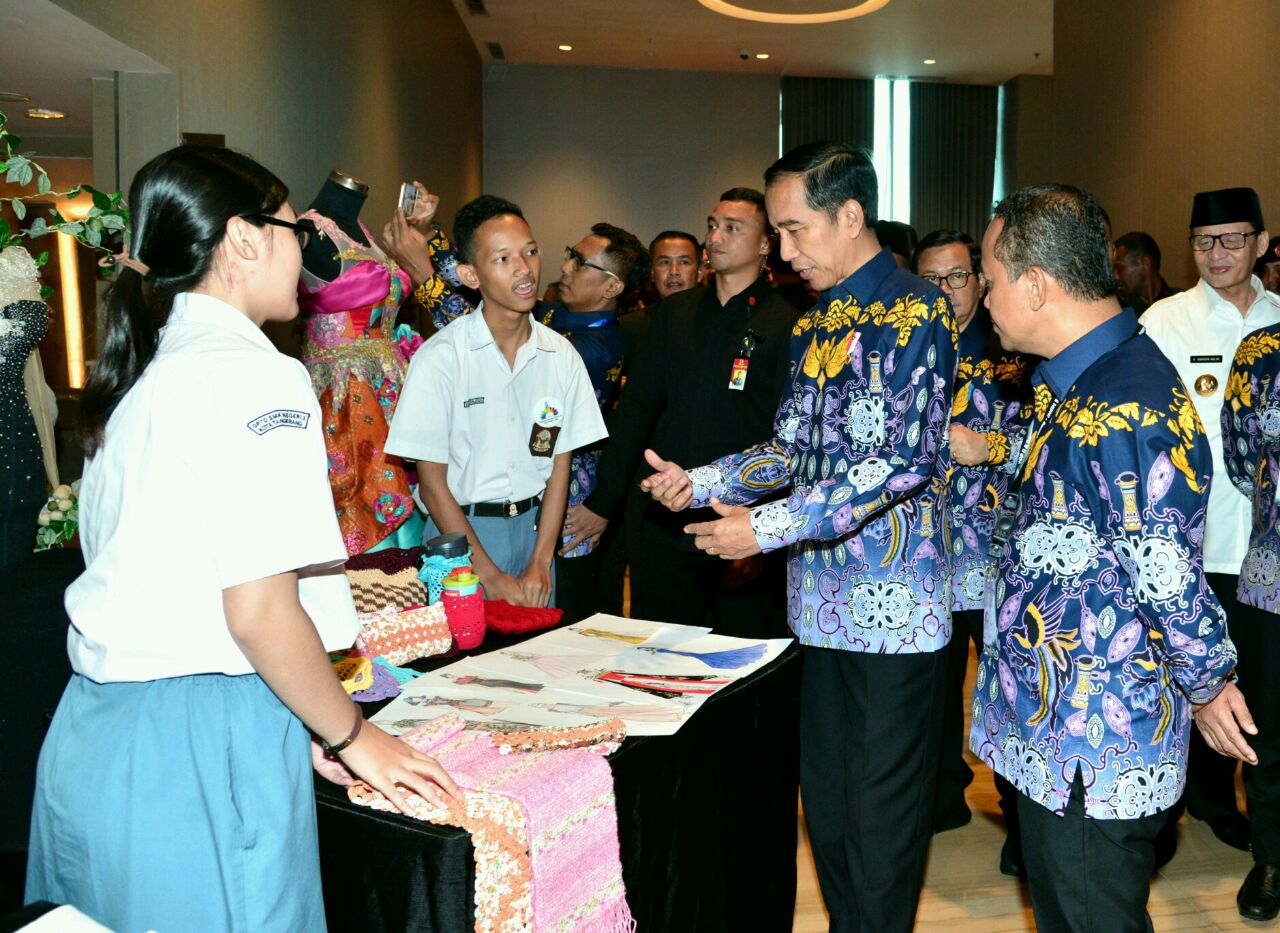 Presiden Jokowi melihat stand pengusaha muda yang ada di lokasi Sidang Dewan Pleno II dan Rapat Pimpinan Nasional Himpunan Pengusaha Muda Indonesia (HIPMI) Tahun 2018 di Tangerang, Banten, Rabu, 7 Maret 2018. (Foto: Biro Pers Setpres)