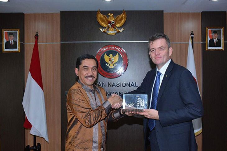 Kepala BNPT Komjen Pol Suhardi Alius bersalaman dengan Kepala Kepolisan Federal Australia (AFP) Adrew Colvin yang berkunjung ke kantor BNPT di Jakarta, Rabu,  7 Maret. 
