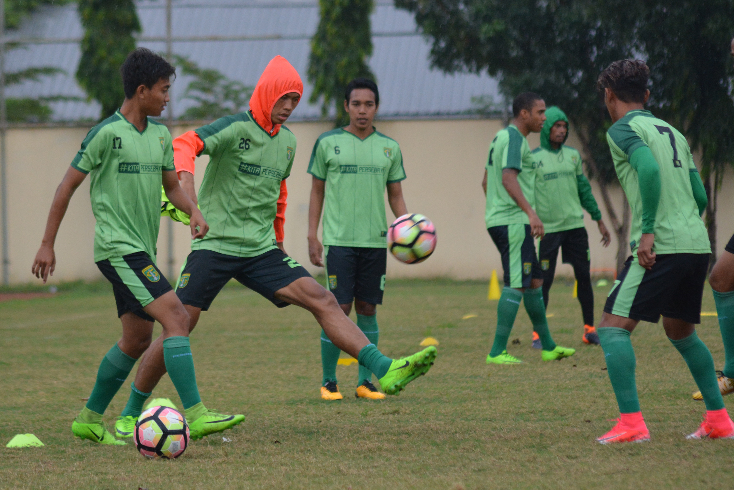 Pemain Persebaya Surabaya saat latihan di lapangan Polda Jatim. (foto: hrs/ngopibareng)