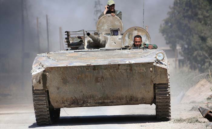  Pasukan Suriah mengendarai sebuah kendaraan infanteri menuju kota Al-Mohammadiyeh, sebelah timur Damaskus pada 7 Maret 2018. (foto: afp)