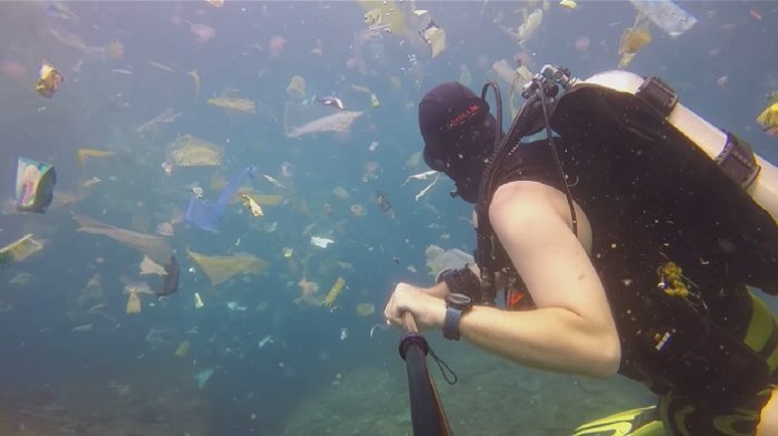 Seorang penyelam asal Inggris, menunjukkan sampah plastik di perairan Nusa Perida, Bali. (Instagram)