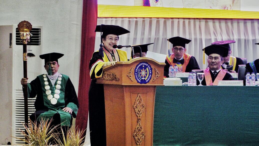 Megawati Soekarnoputri menerima gelar Doktor Honoris Causa di bidang Politik Pemerintahan dari Institut Pemerintahan Dalam Negeri (IPDN), Kamis, 8 Maret 2018. (Foto: Istimewa)