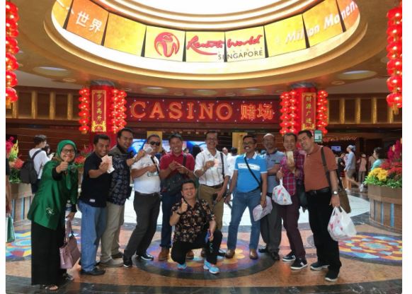 Foto Viral para anggota dewan yang sedang berpose di depan kasino di Singapura.