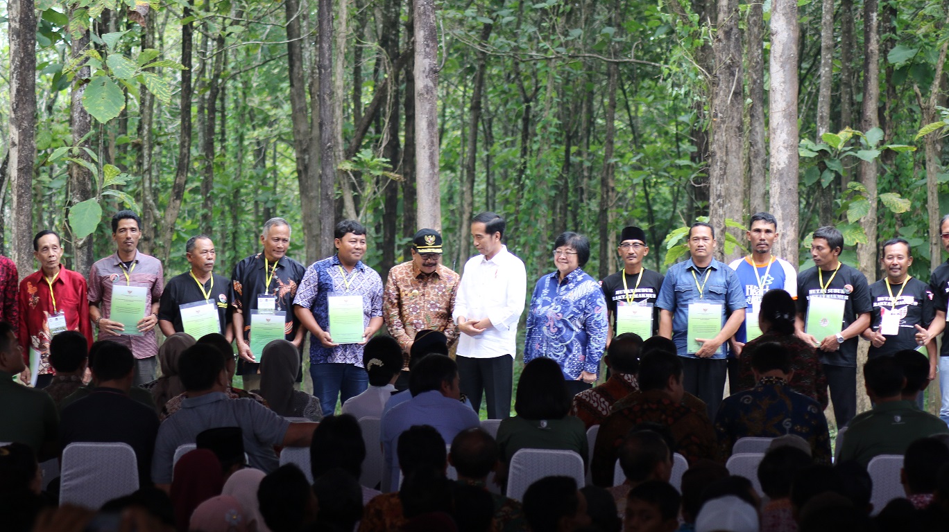 Gubernur Jawa Timur, Soekarwo tampak mendampingi kunjungan Presiden Jokowi, di Desa Ngimbang, Kecamatan Palang, Kabupaten. Tuban, Jumat, 9 Maret 2018.