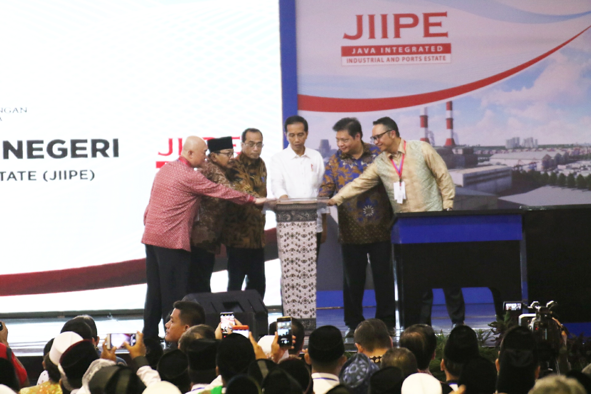 Presiden Jokowi saat saat meresmikan kawasan industri Java Integrated Industrial and Port Estate (JIIPE) di Gresik, Jawa Timur, Jumat, 9 Maret 2018. (Foto: Humas Pemprov Jatim)