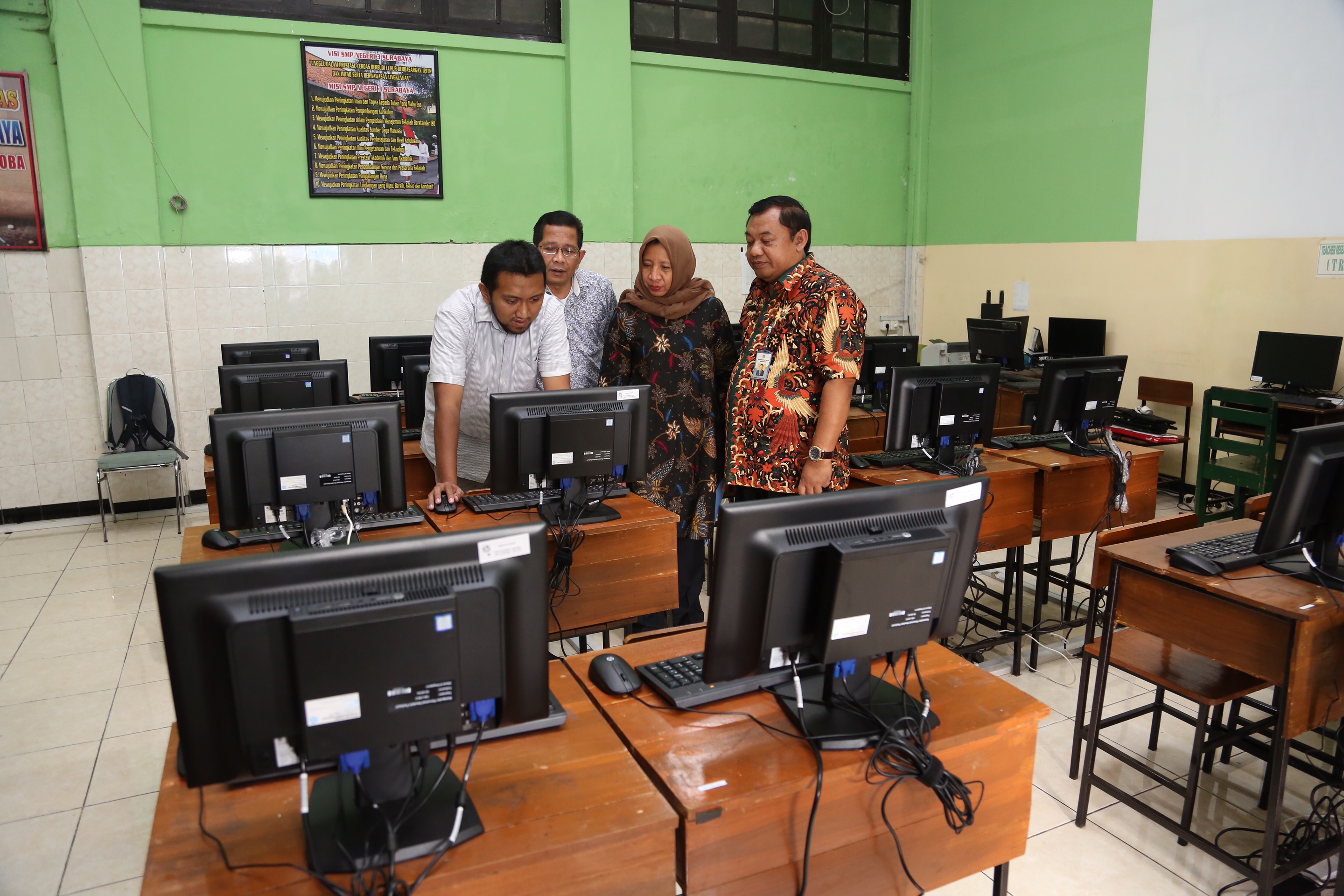 Proses pengecekan perangkat komputer untuk kepentingan penyelengaraan UNBK di sekolah-sekolah Surabaya.
