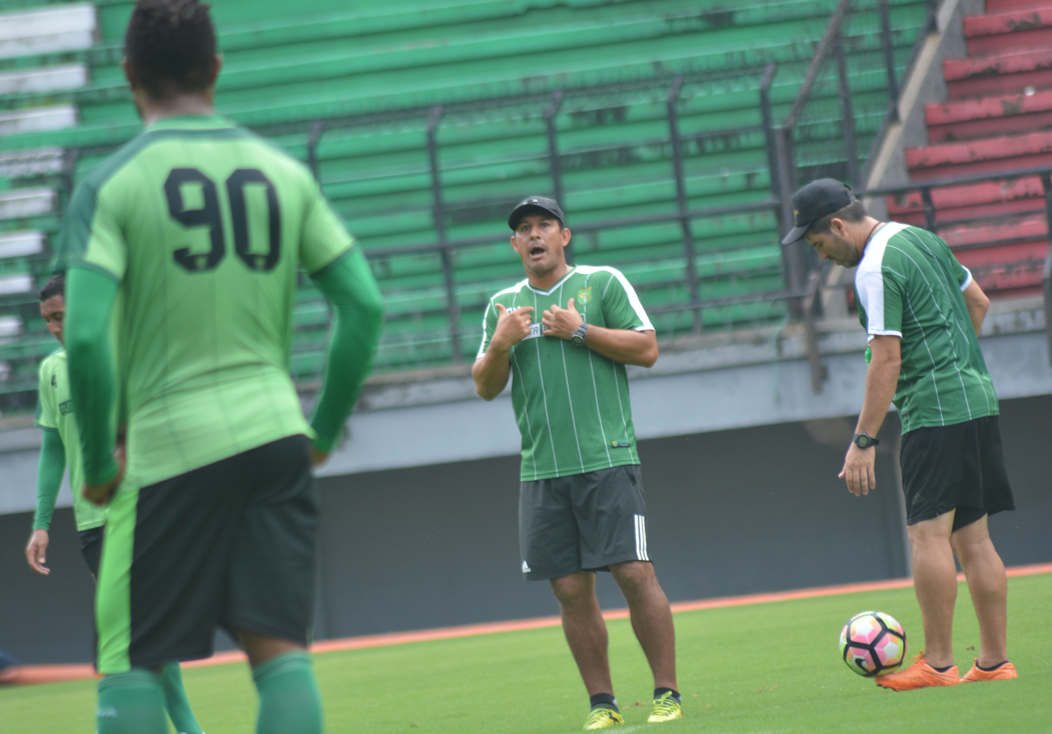 Pelatih Persebaya, Alfredo Vera saat memimpin latihan di Stadion Gelora Bung Tomo, Surabaya, Sabtu 10 Maret 2018. (foto: hrs/ngopibareng)